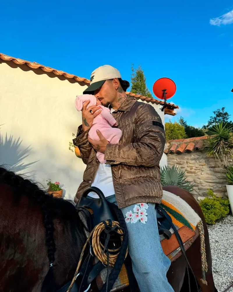 Maluma con su hija en brazos sobre un caballo