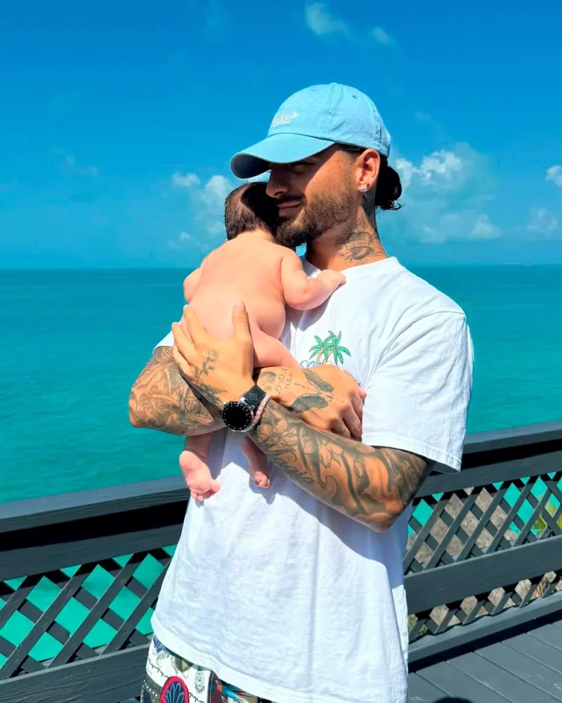 Maluma con su hija en brazos junto al mar