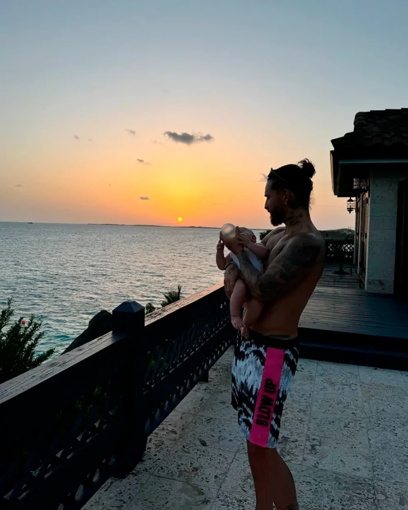 Maluma le da el biberón a su hija desde el balcón de su casa junto al mar