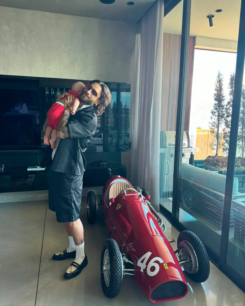 Maluma con su hija en brazos en el salón de su casa junto a un coche de juguete