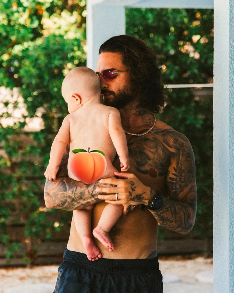 Maluma con su hija bebé en brazos