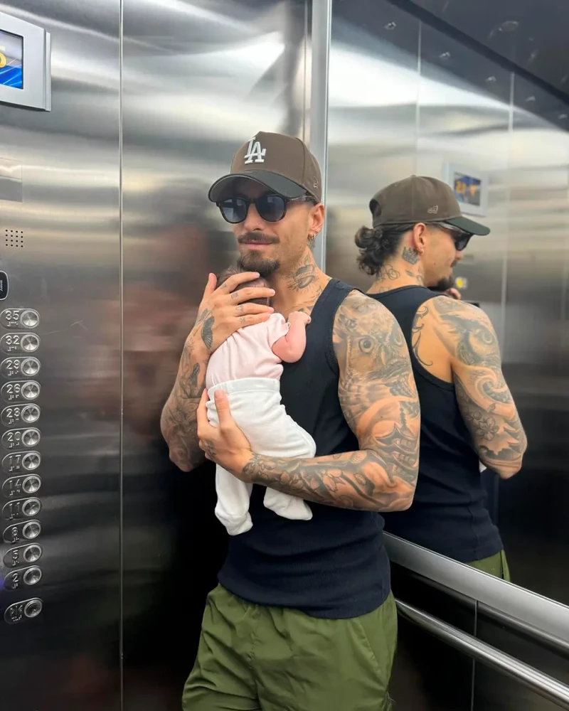 Maluma con su hija en brazos dentro de un ascensor