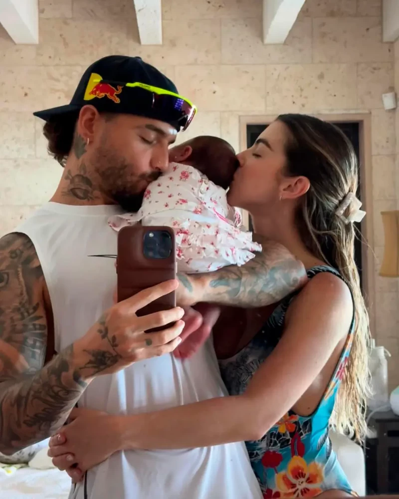 Maluma y su mujer besan a la vez a su hija bebé