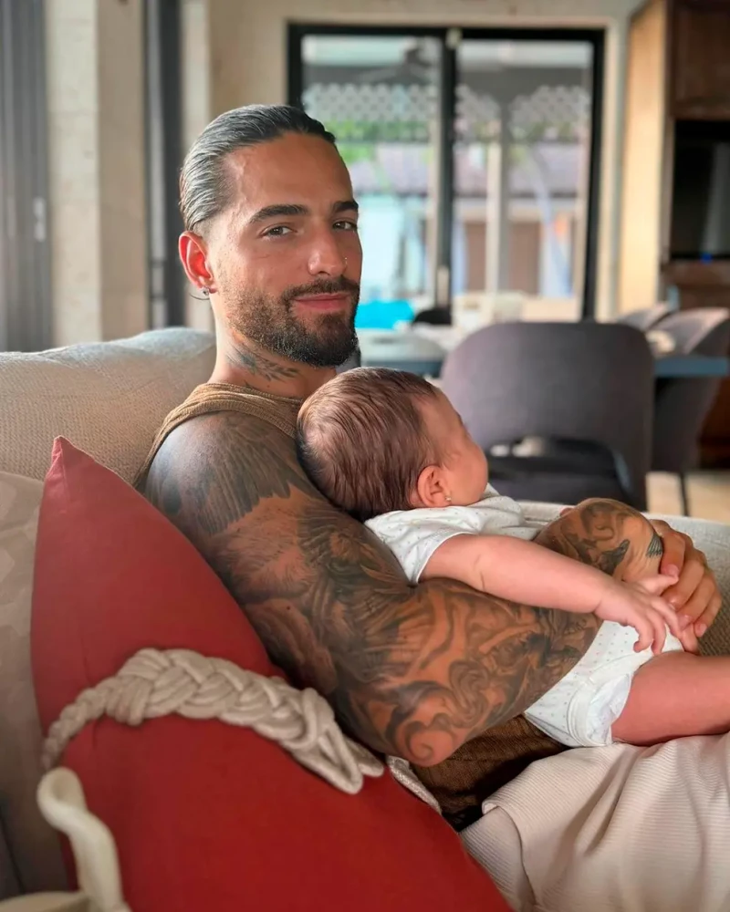 Maluma posa con su hija en brazos en el salón de su casa