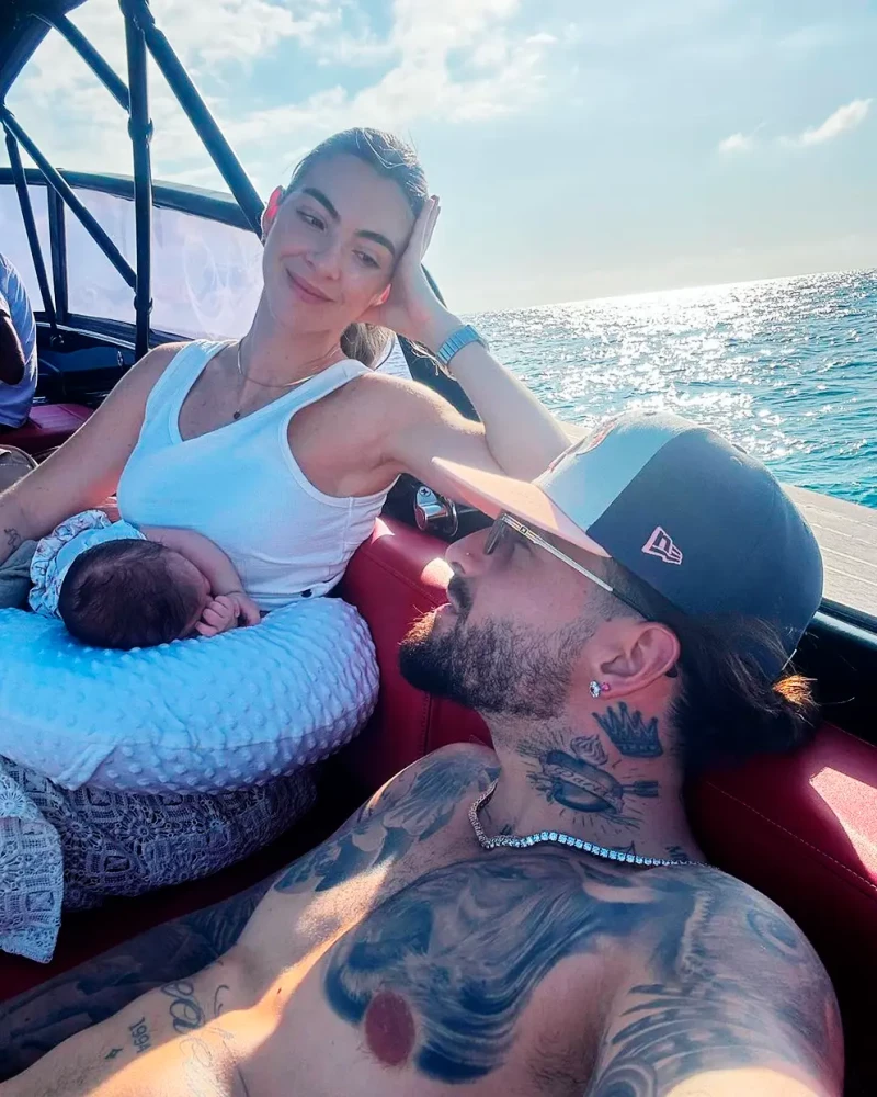 Maluma con su mujer y su hija en un barco