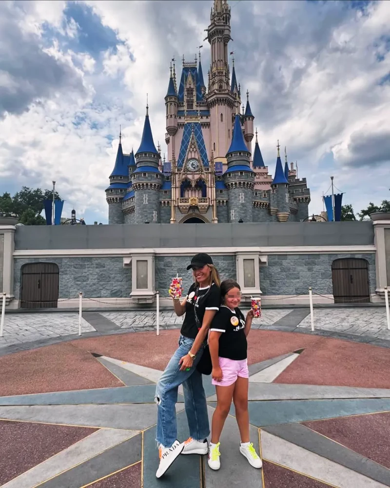 Lujan Argüelles con su hija en Disneyland