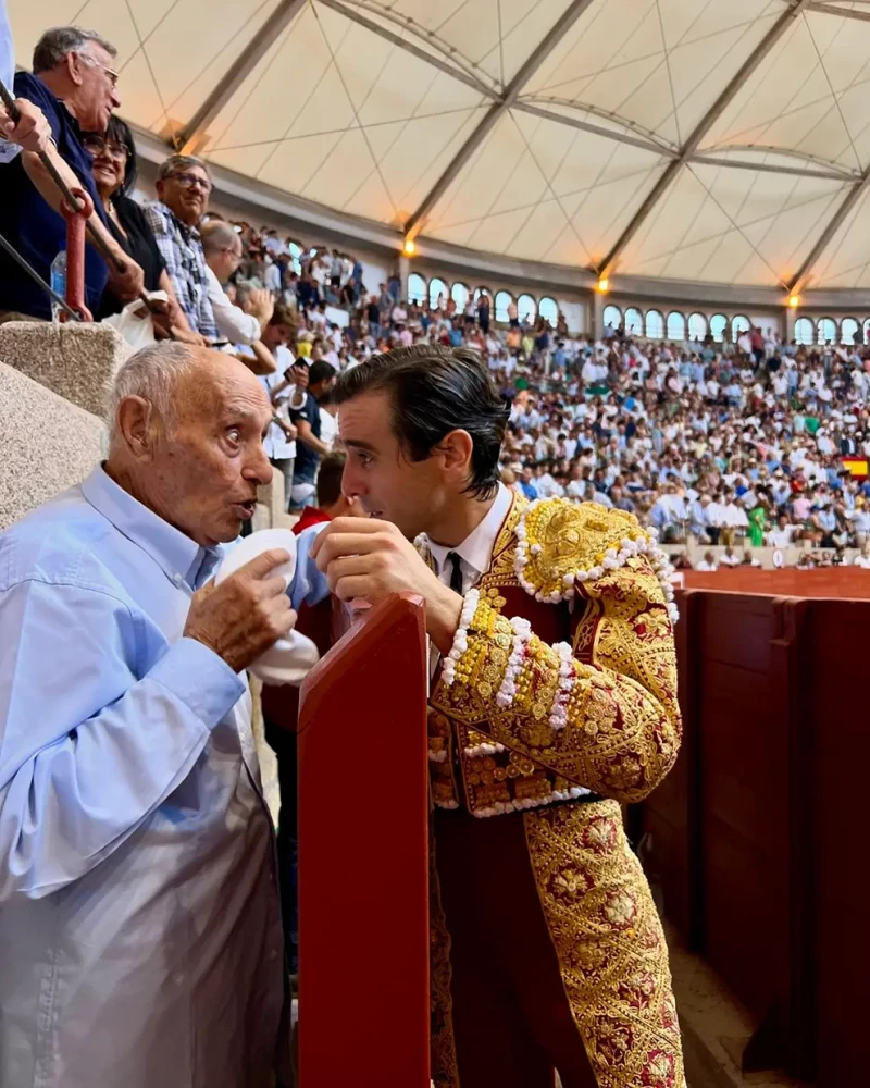 Juan Ortega en la plaza de toros con Manuel Lozano