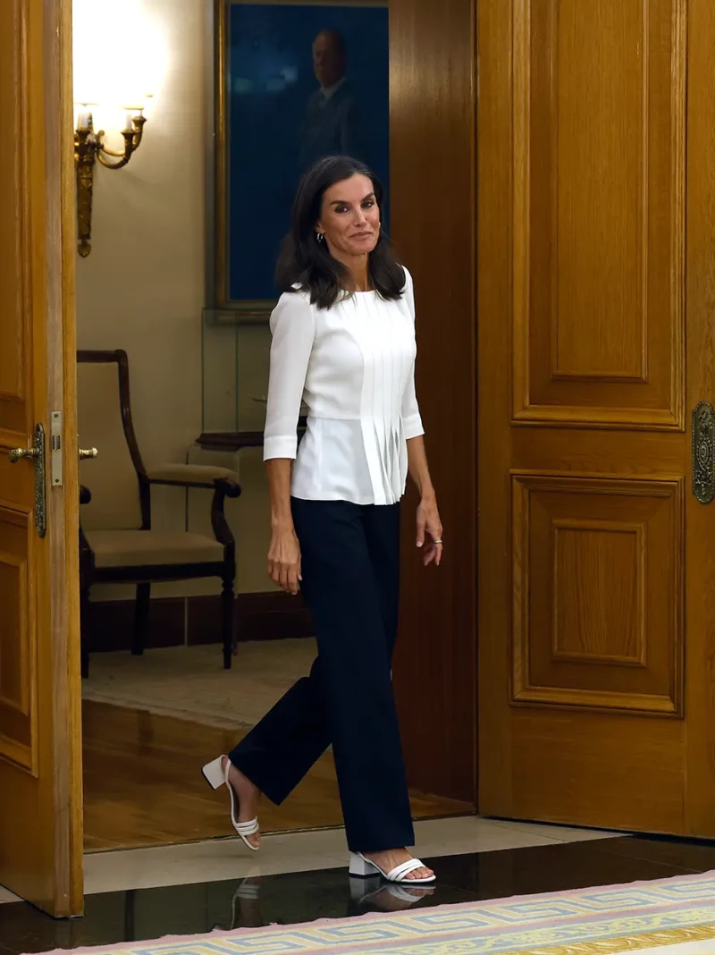 Letizia entrando en el salón de recepciones tras su encuentro con Andrés.