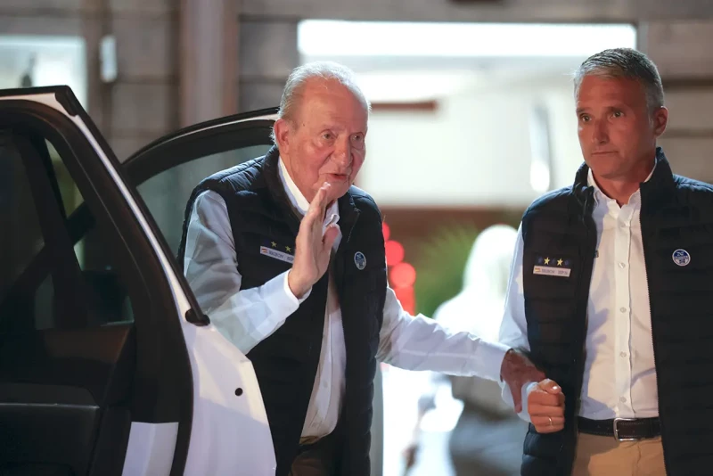 Juan Carlos saluda antes de participar en una regata en Sanxenxo