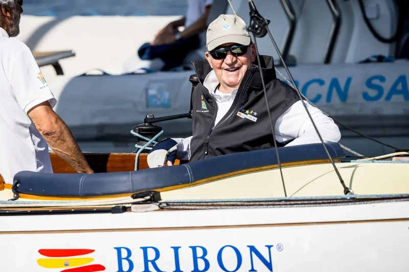 Juan Carlos participando en una regata en Sanxenxo