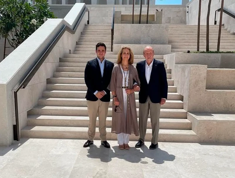 Juan Carlos con su nieto Froilán y su hija la infanta Elena en Abu Dabi