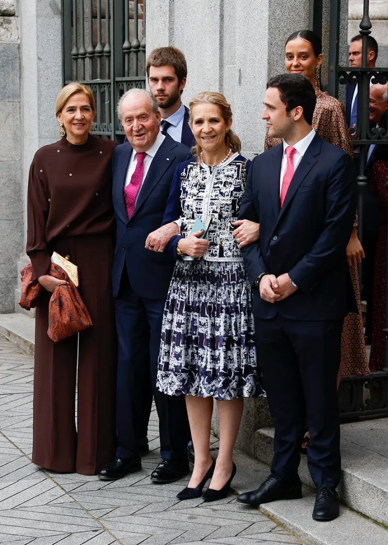 Juan Carlos, la infanta Elena y la infanta Cristina y sus nietos en la boda de Almeida.