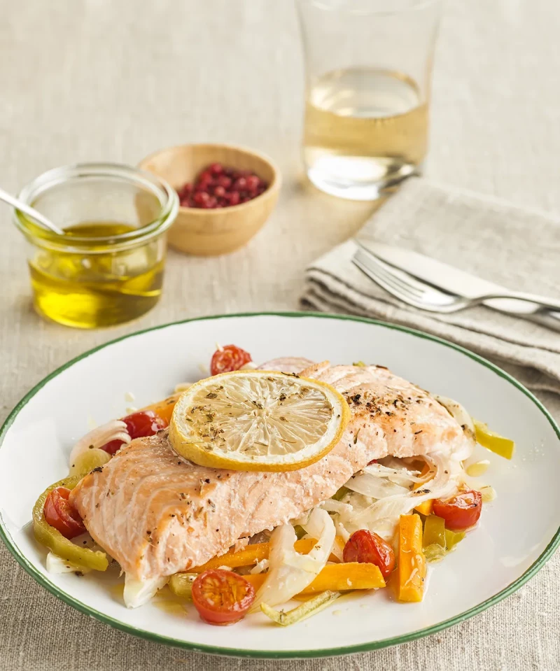 Salmón al horno con vino blanco y verduritas