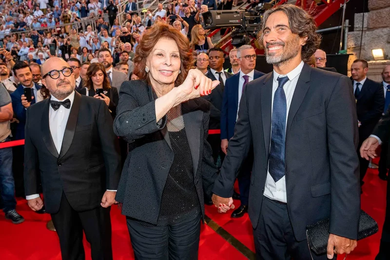 Sofía Loren acompañada por su hijo Carlo Ponti Jr. en una reciente gala de cine.