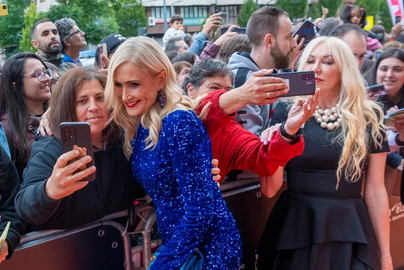 Cristina Cifuentes y Topacio Fresh tomandose un selfie