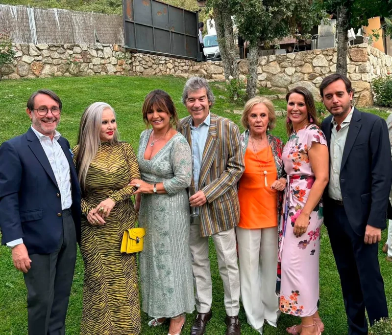 Beatriz Cortázar con sus amigos invitados a su boda.