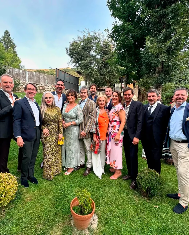 Beatriz Cortázar con sus amigos invitados a su boda.