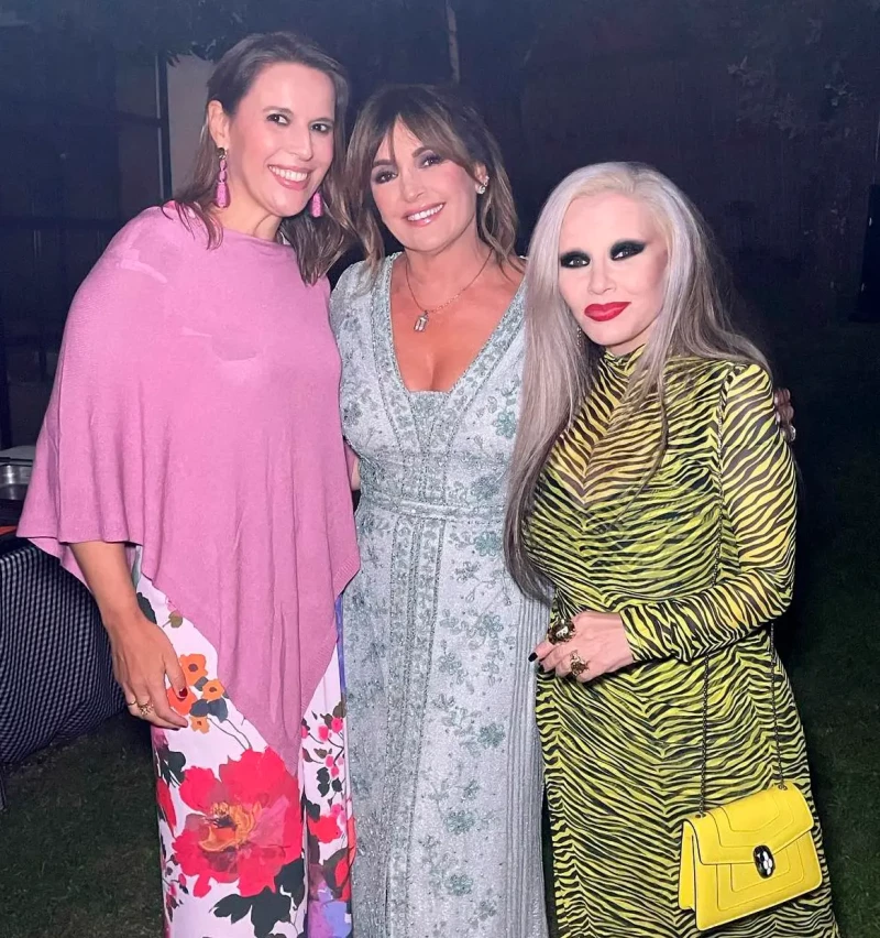 Beatriz Cortázar con sus amigas invitadas a su boda