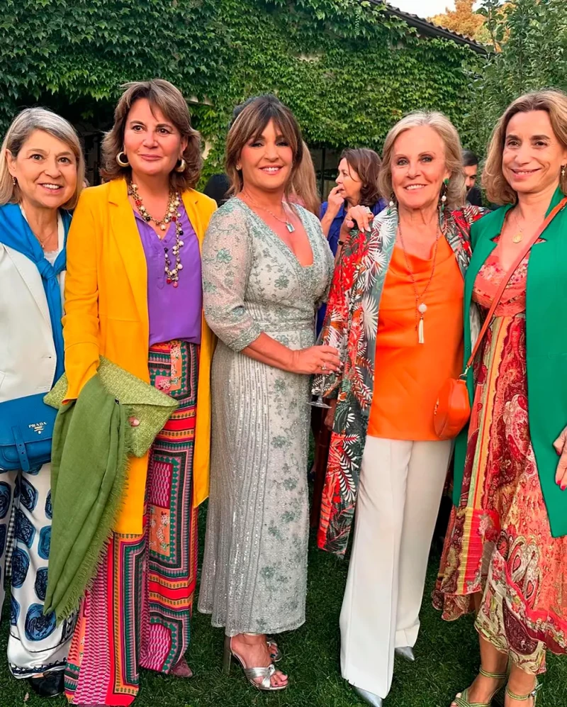 Beatriz Cortázar con sus amigas invitados a su boda.