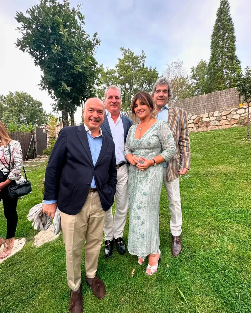 Beatriz Cortázar con sus amigos invitados a su boda.