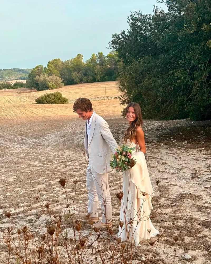 Nacho Aragón con su mujer el día de su boda durante una sesión de fotos