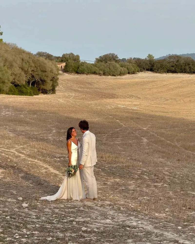 Nacho Aragón sesión de fotos en un campo durante su boda