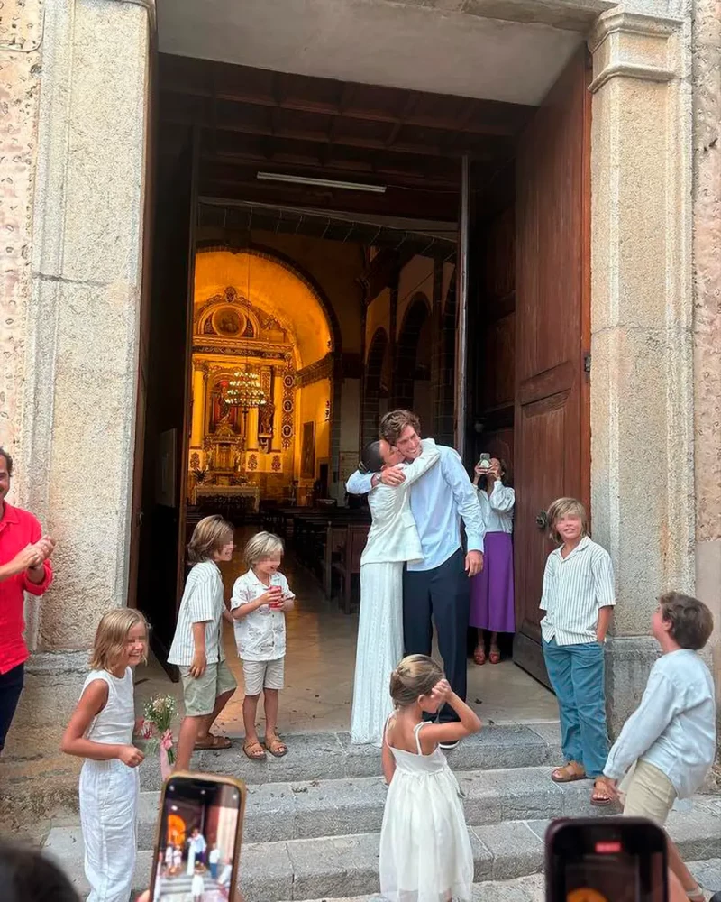 Nacho Aragón y su mujer a la salida de la ceremonia de su boda