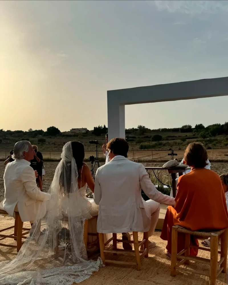 Los novios durante la ceremonia.