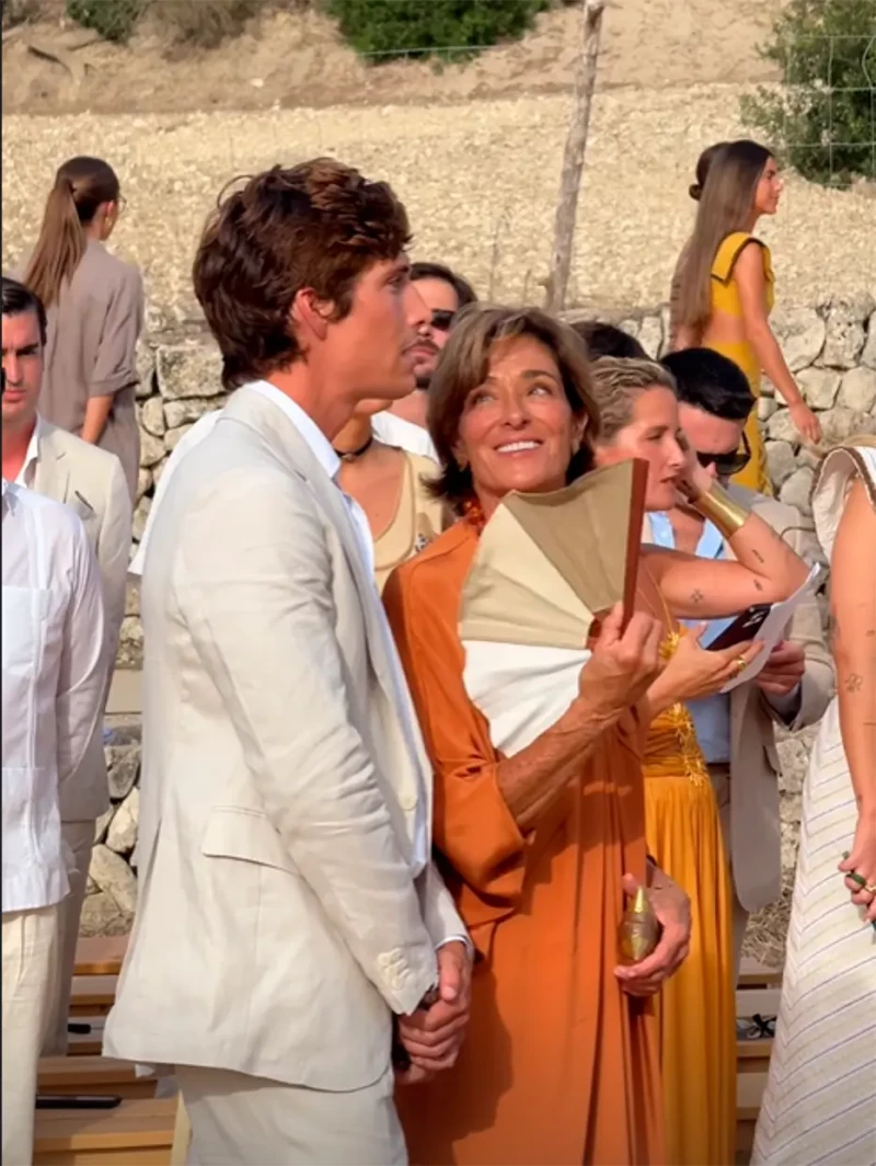 Nacho Aragón junto a su madre esperando en el altar de su boda