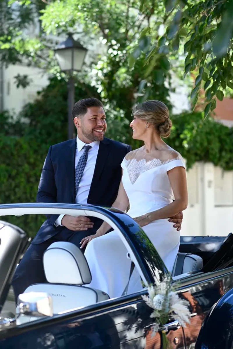 Kike Quintana en un coche descapotable junto a su mujer durante su boda