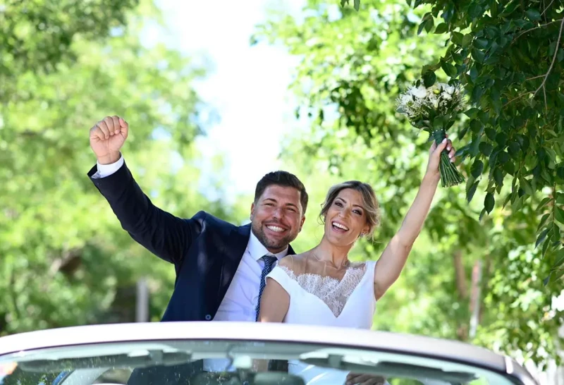 Kike Quintana con su mujer en un descapotable durante su boda