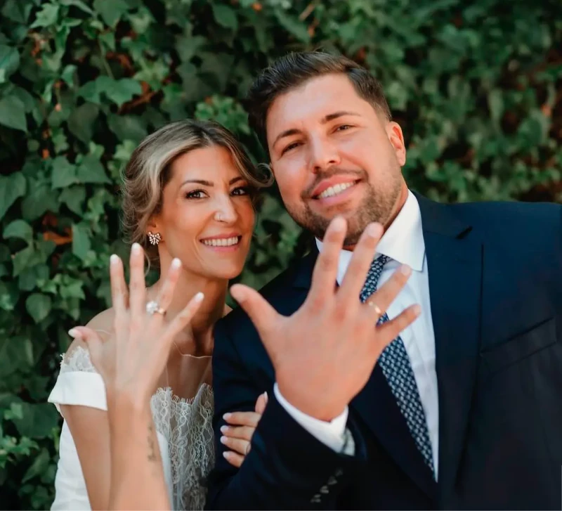 Kike Quintana enseña su anillo de casado junto a su mujer en el día de su boda.