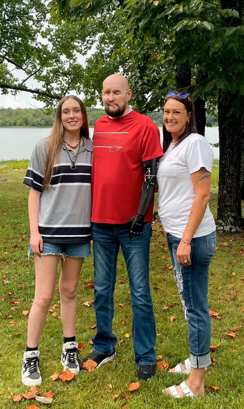 Aaron James con su mujer y su hija