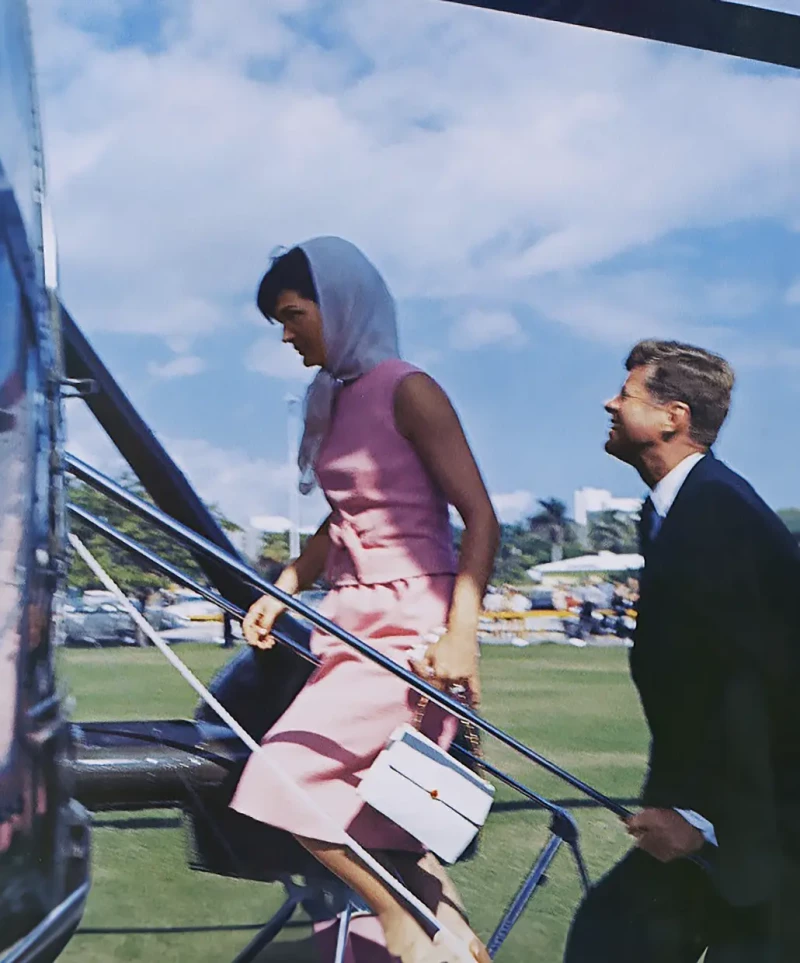 Kennedy con Jackie subiendo a un avión privado