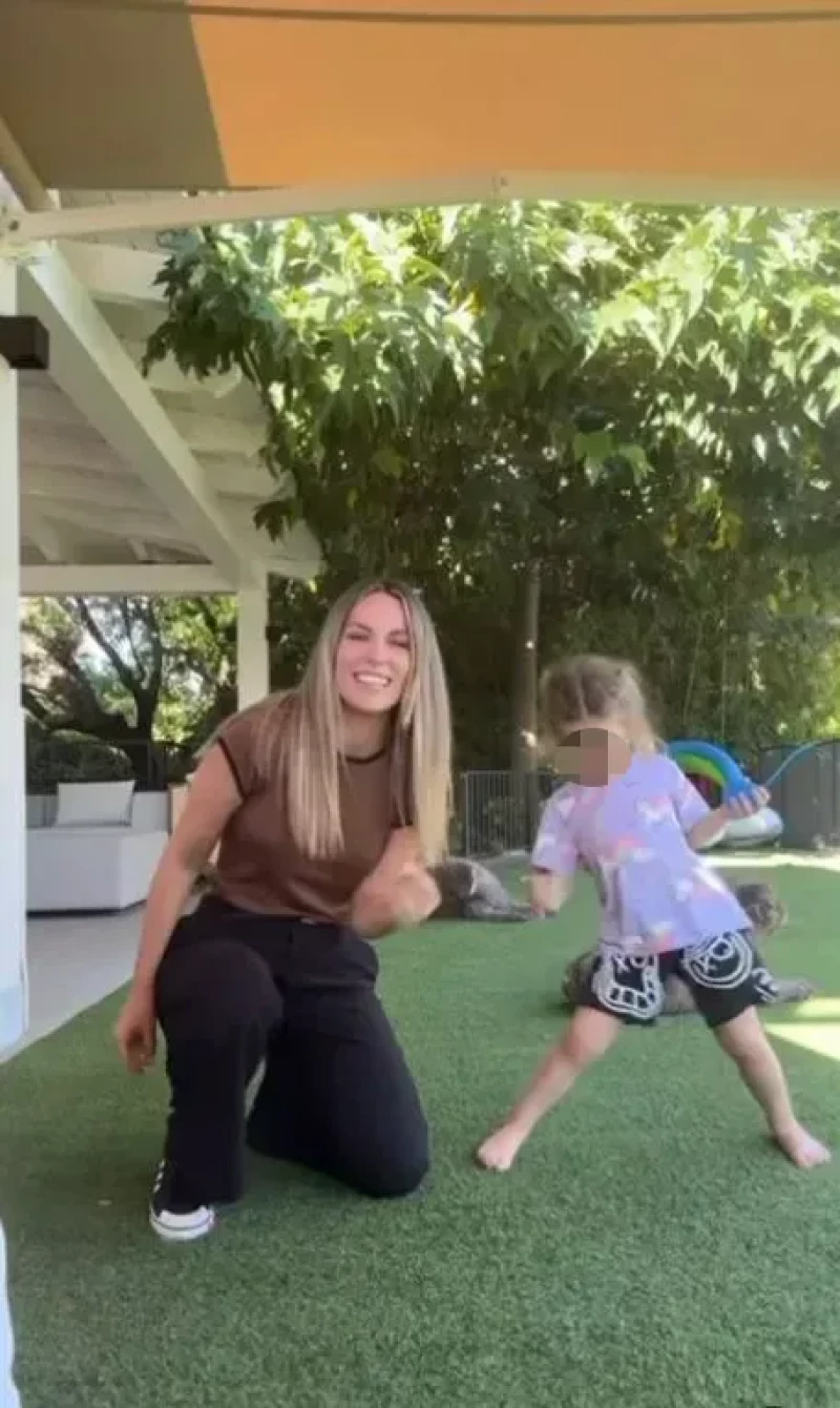 Edurne y su hija Yanay bailando en su jardín.