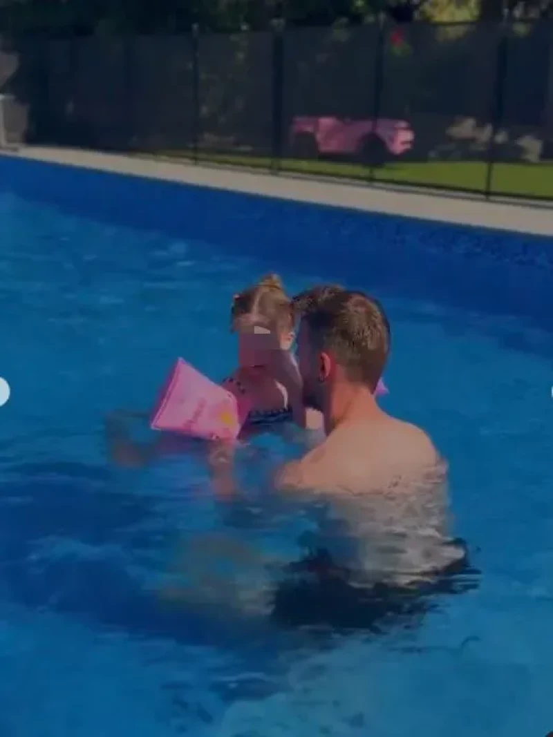 David de Gea nadando con su hija.