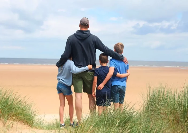 El príncipe Guillermo con sus hijos en la playa.