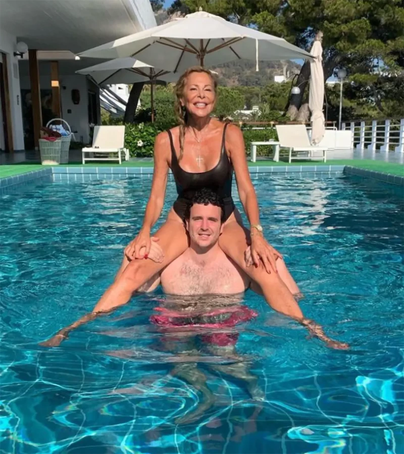 La presentadora y su hijo en la piscina de El Manantial, la casa que construyó su padre en los años 70 y que vemos a la derecha.