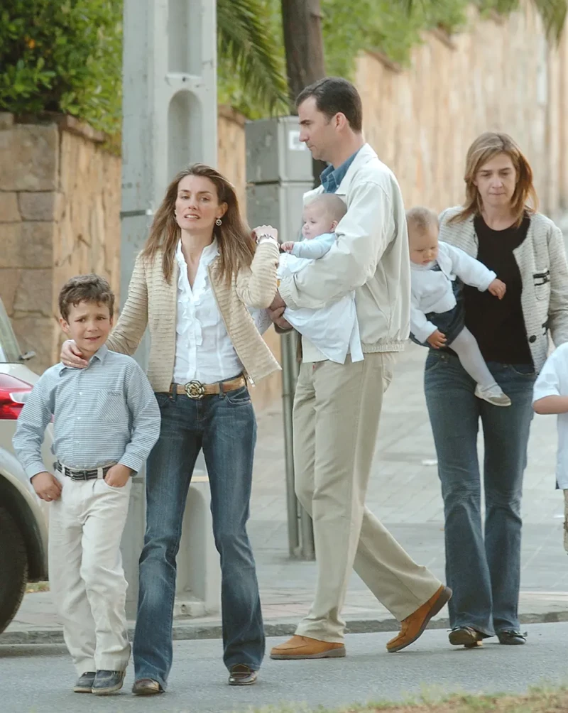 Felipe y Letizia cuidando de sus sobrinos junto a la infanta Cristina