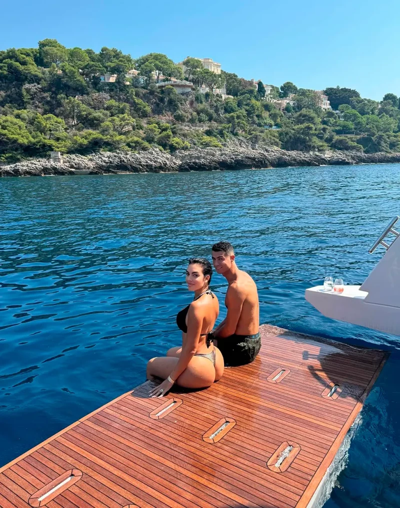 Cristiano y Georgina tomando un baño refrescante.