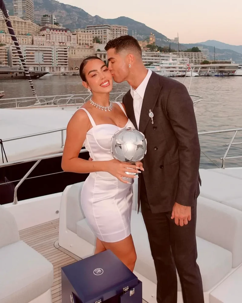 Georgina y Cristiano presumiendo del premio del futbolista.