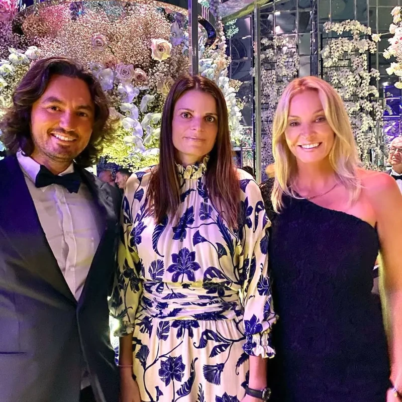 Athina con Yanna Darilis, presidenta de la televisión griega y su marido, Giorgos Psipsikos