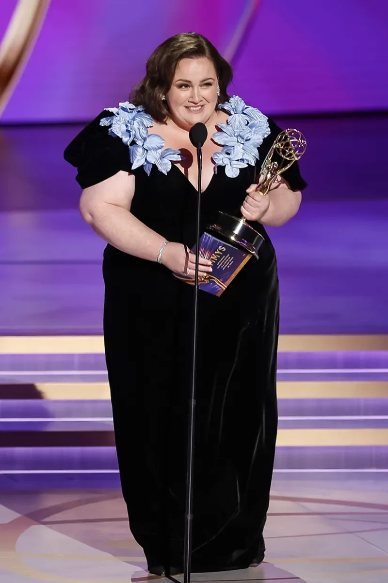 Actriz protagonista de 'Mi reno de peluche' recogiendo su emmy.