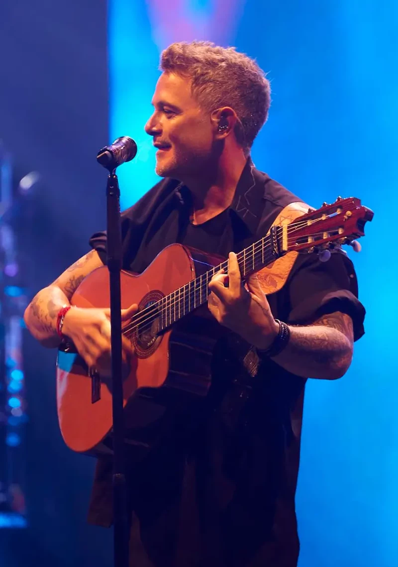 Alejandro Sanz actuando durante un concierto.