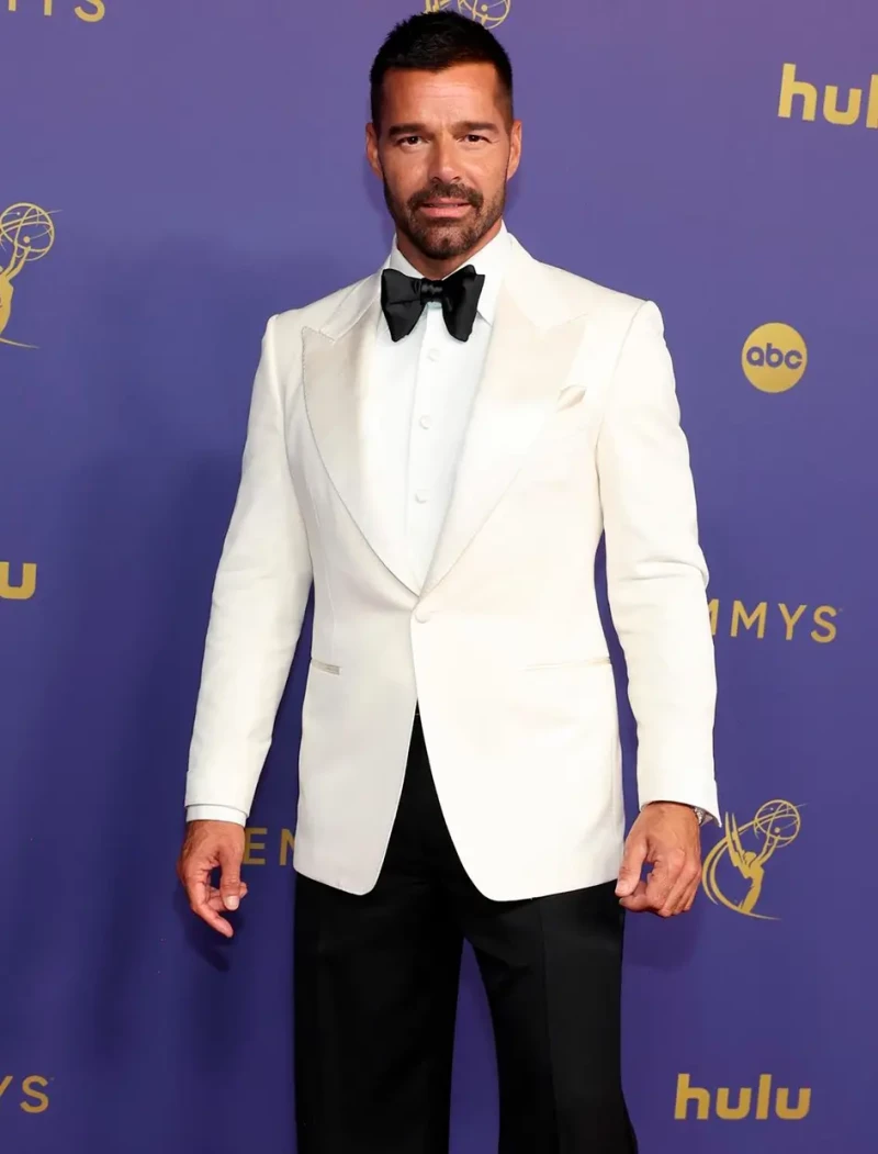 Ricky Martin muy elegante de blanco.