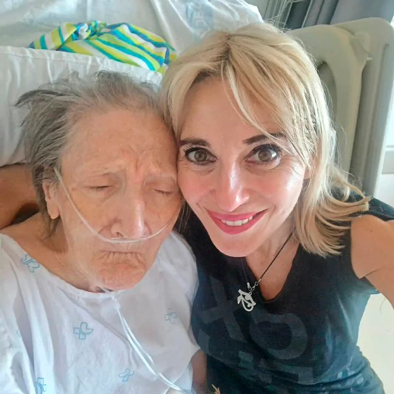 Ania Iglesias con su madre en el hospital