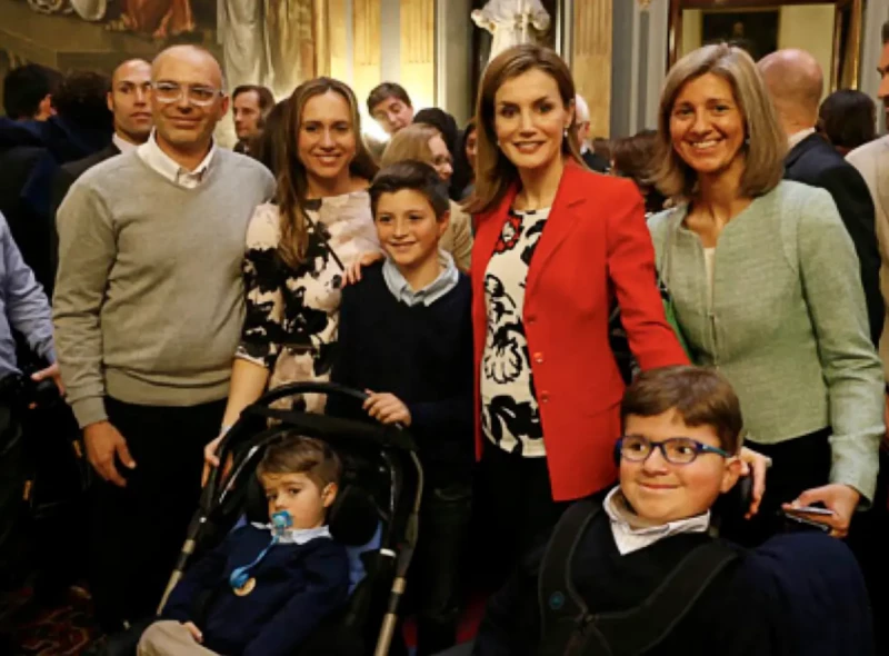 Recluido en una silla de ruedas, Andrés y su familia afrontan la vida con alegría y valentía y la Reina lo quiere un montón.