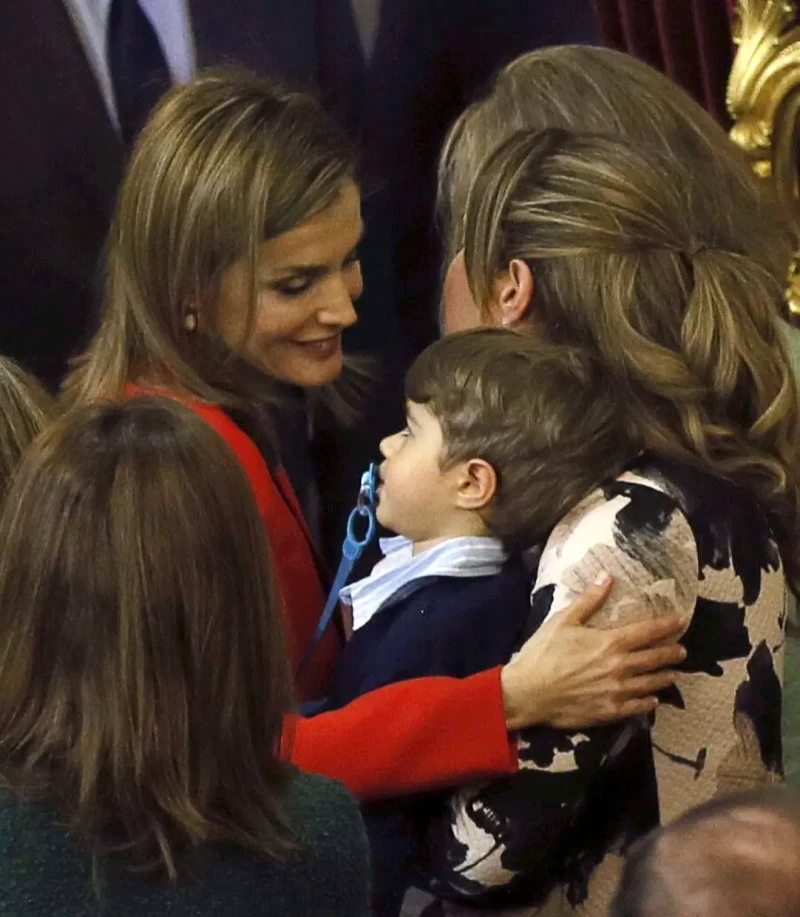 Letizia saluda a un niño que sufre una extraña dolencia.