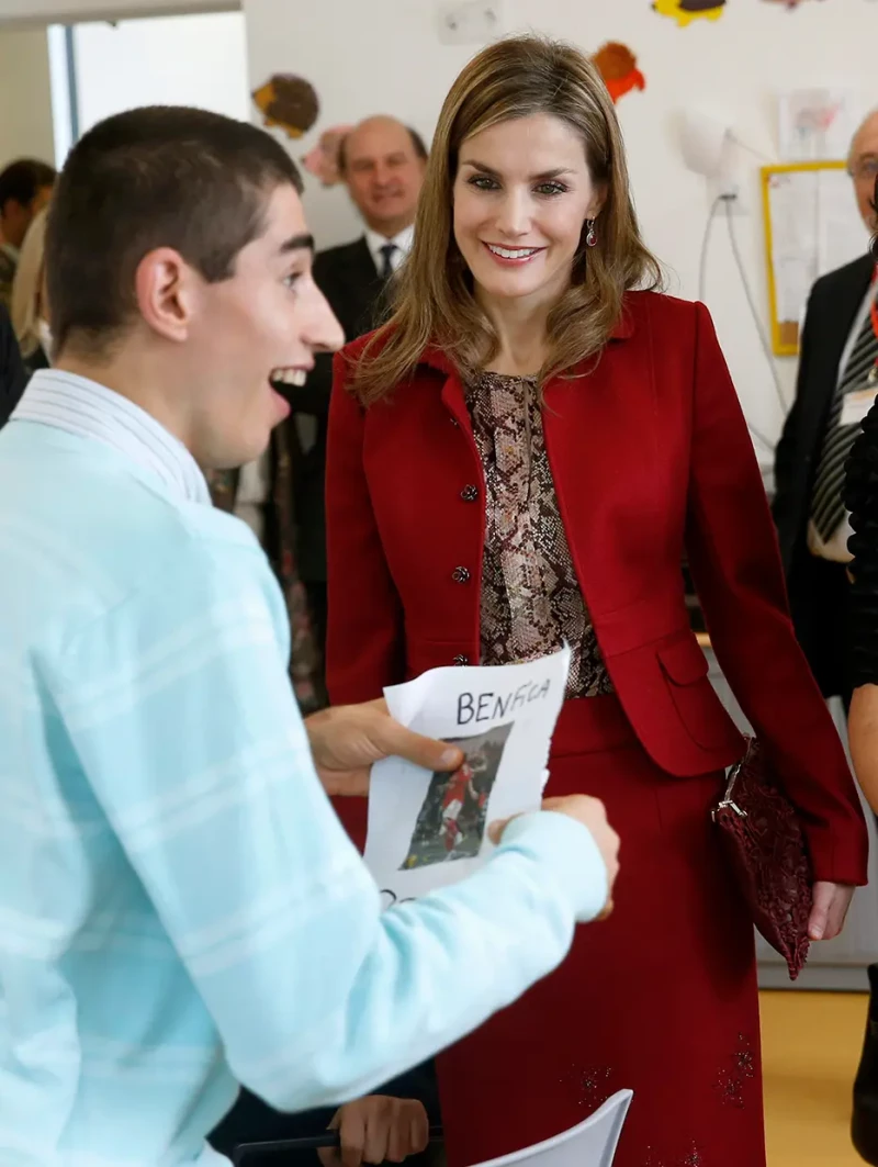 Letizia visitando un centro especializado en Lisboa