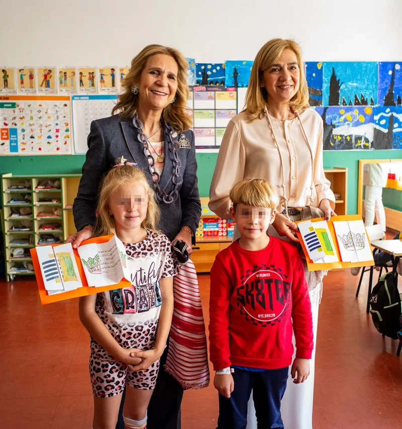 Las infantas Elena y Cristina en una visita a un colegio.